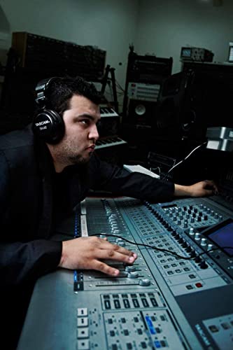 Tascam-TH-02--Stereo-headphones