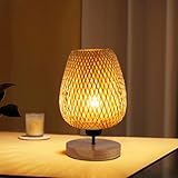 Design naturel minimaliste : Cette lampe de table combine habilement un abat-jour en bambou et un pied en bois, créant un effet visuel minimaliste mais chaleureux. L'abat-jour en bambou artisanal raffiné met en valeur la texture de la matière première, ajoutant une atmosphère naturelle et confortable à votre intérieur
