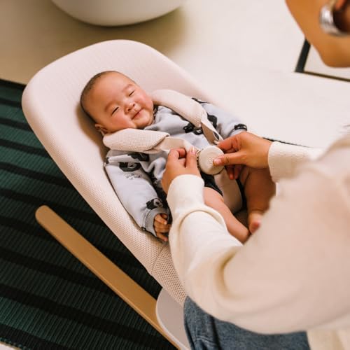 Miniatura 7 de Hamaca Y Columpio Stokke Yoga Para Bebés, Arena Clara - Movimiento Dual Para Calmar Y Estimular A Bebés De Hasta 11 Kg - Incluye Cojín Para Recién Nacidos - Tres Posiciones Ajustables