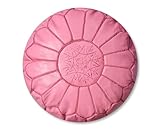 MULTIFONCTIONNEL : Vous voulez rendre votre intérieur plus chaleureux ou lui donner une belle ambiance bohème ? Alors notre pouf en cuir fait-main est ce que vous recherchez ! Le pouf marocain est souvent utilisé comme pièce de décoration, mais il est également idéal comme repose-pieds, comme tabouret ou comme siège supplémentaire. Multifonctionnel ! Nous constatons que nos clients utilisent le pouf aussi bien dans le salon que dans la chambre à coucher ou la chambre des enfants. Nous proposons donc un assortiment coloré qui s'adapte à tous les espaces.