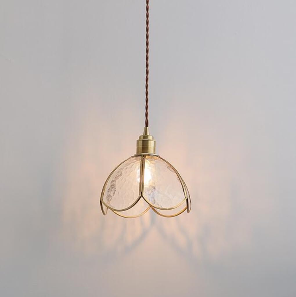 Lampe suspendue en laiton et verre pour créer un cocon zen dans la chambre