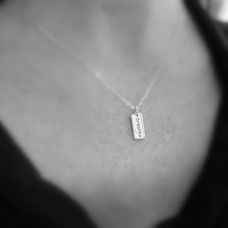 Collana in argento sterling 925 con scritta "respira". Affermazione. Ispirazione. Zen. Yoga. Collana con parole. Piccolo ciondolo semplice con incisione. Gioielli per tutti i giorni | Con catena da