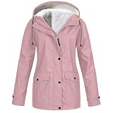 Diseñada con doble cierre con un cierre de cremallera frontal completo y botones de cuerno, esta chaqueta de invierno con capucha proporciona un efecto bien resistente al viento para mantenerte caliente