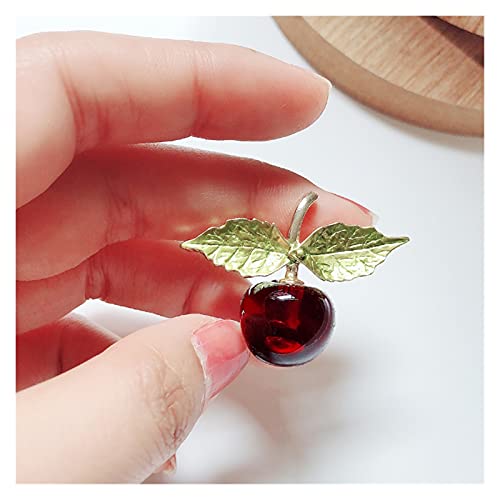 Broche fruit rouge émail transparent idéale pour sublimer une veste