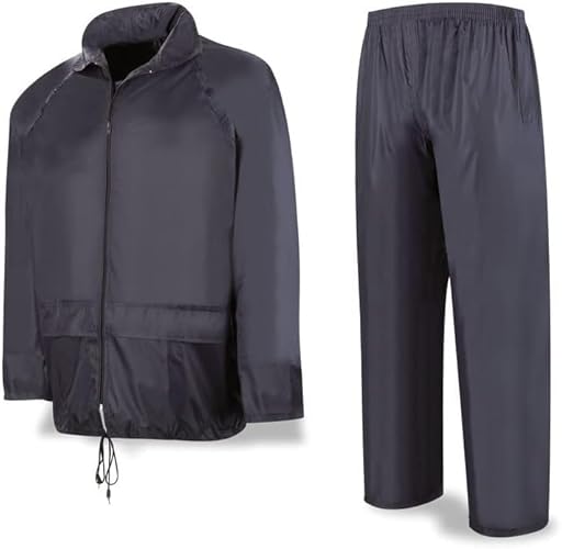 FERRETERIA LEPANTO Traje de Agua Completo, Chubasquero, Traje Impermeable de Trabajo, Pantalón y Chaqueta Impermeable. (Talla M) | Ya disponible en tu tienda friki favorita! En mundofriki.es!