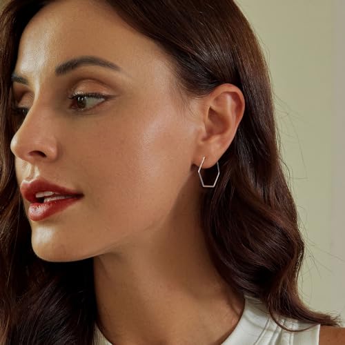 Boucles d'oreilles huggie géométriques en argent précieux avec finition triangle