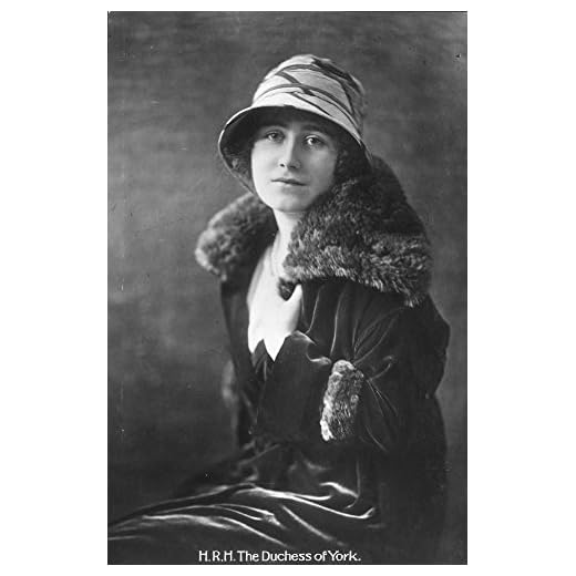 Elizabeth Bowes-Lyon N(1900-2002) Fru till Storbritannien kung George Vi och mammorna till drottning Elizabeth Ii fotograferad som hertiginnan av York C1923 affisch tryckt av (24 x 36)