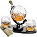 gouveo Karafka na whisky 1000 ml globus z żaglówką – w zestawie z 2 kieliszkami do whisky z grawerunkiem – zestaw upominkowy dla mężczyzn