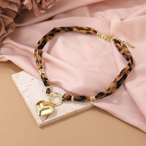 Collier écharpe imprimé léopard pour sublimer un décolleté simple