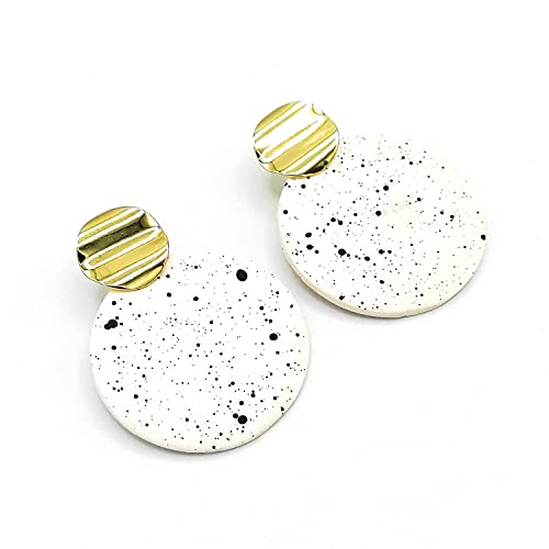 Boucles d'oreilles blanches tachetées noir pour un look de bureau élégant