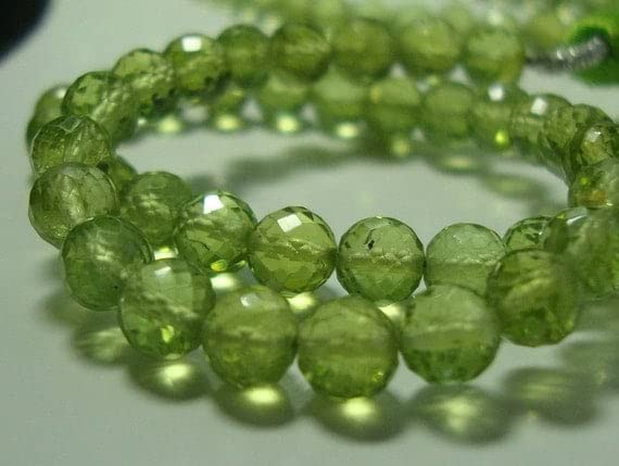 Peridot micro faceted round beads pour sublimer vos bijoux bohèmes d'été