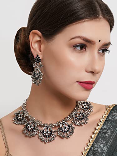 Karatcart Black Kundan Oxidised Silver Choker Necklace Set - Image 2