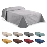 LÉGER, RESPIRANT & IDÉAL ÉTÉ / MI-SAISON Confectionné en microfibre premium, ce couvre-lit matelassé est fin, léger et respirant. Il favorise la circulation de l’air pour des nuits plus fraîches au printemps, en été et en automne. Peut également servir de couche décorative supplémentaire sur une couette en hiver.