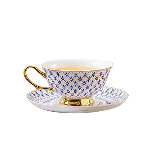 Tasses à thé de l'après-midi à fleurs pour un goûter raffiné