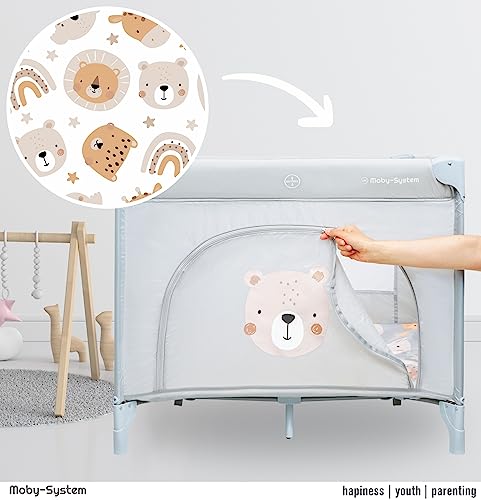 Moby-System Laufstall Baby mit Matratze & Feststellrädern - Faltbares Laufgitter 97 x 100 x 77 cm - Stabiler Rahmen, Anti-Rutsch-Pads, Teddy Bear Design (3 Teile)