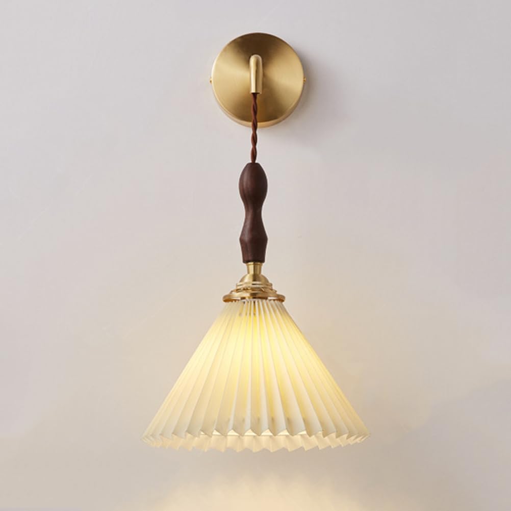 Aplique de pared dorado para sala de estar ideal para crear un ambiente cálido de lectura