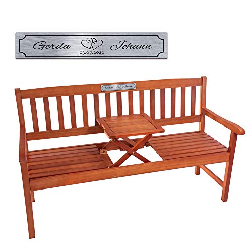 Casa Vivente Gartenbank mit Tisch, Silberne Plakette Personalisiert mit Namen und Datum, Motiv Herzen, Sitzbank aus Eukalyptus-Holz, Geschenkidee zur Hochzeit, Hochzeitsgeschenk für Brautpaar