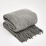 como hacer colchas de lana a ganchillo Disfruta de la comodidad, calidez y estilo con esta manta de forro polar con flecos de lana sintética de nuestra colección Highams. Perfecto para las noches frescas en el sofá, o incluso las frías noches de verano en el jardín.