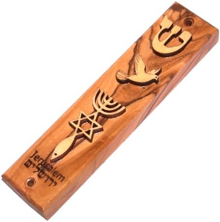 Holy Land Market Mezuzá mesiánica de madera de olivo grabada y adornada con láser (5 pulgadas)
