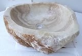 Fantástico lavabo de ónix de color crema muy transparente, fabricado completamente a mano, pulido en el interior y dejado en bruto en el exterior, de un diseño original y cada objeto es único e irrepetible, apto tanto para interior como exterior, de fácil limpieza, 55 x 40 x 15 cm de altura. Aproximadamente el lavabo se enviará gratis ( solo Italia ) con mensajería expreso y el envío estará asegurado y dentro de una caja de madera dedicada a cada fregadero