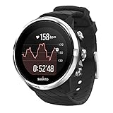 Farbdisplay mit drei Knöpfen, Graphische Echtanzeige der Herzfrequenz am Handgelenk, Schritt-/Kalorienanzeige und Schlafaufzeichnungen, Intervallführung, ortsbezogene Rundenerkenntnisse und Bergtraining