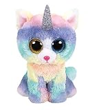 El gato tiene un pelaje de hermosos colores y un cuerno y ojos brillantes.