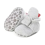 🌟【Bleiben Sie den ganzen Tag an】 Verstellbare Klettverschlüsse sind freundlich für Babys zum An- und Ausziehen, der Knöchel mit elastischem Band rund ermöglicht es diesen Baby-Hausschuhen den ganzen Tag zu tragen und zu vermeiden, dass sie abgetreten oder herunterfallen.