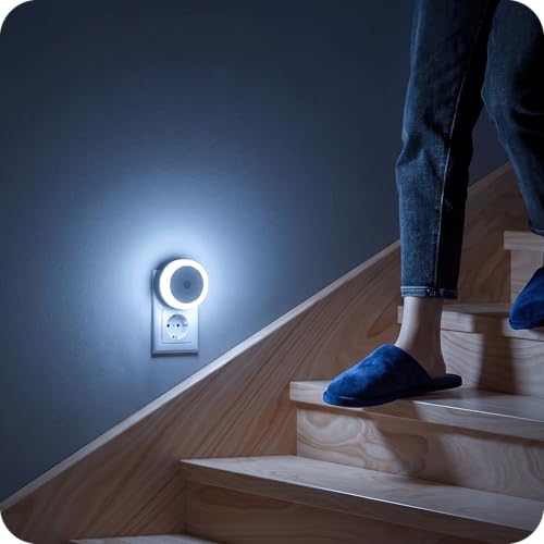 KRUMAD 2 sztuki lampki nocnej z czujnikiem zmierzchu, światło nocne LED, ciepłe białe światło, 3 tryby pracy (on/auto/off), energooszczędne, białe, delikatne oświetlenie do sypialni