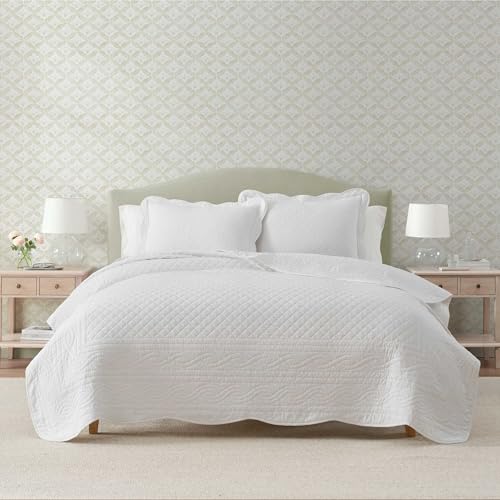 Image of Martha Stewart - Twin Size Quilt Set, Soft & Breathable Cotton Percale Quilted Bedding with Matching Pillowcase, Scalloped Edge Bed Set, Vintage Scallop White