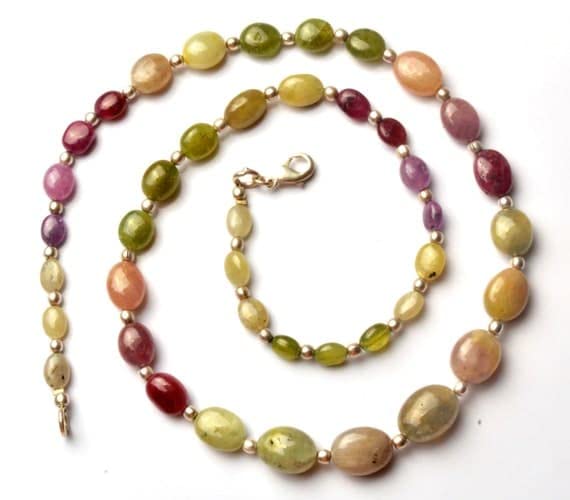 Saphir multicolore véritable en fil de perles pépites, le cadeau parfait pour passionnés de gemmes