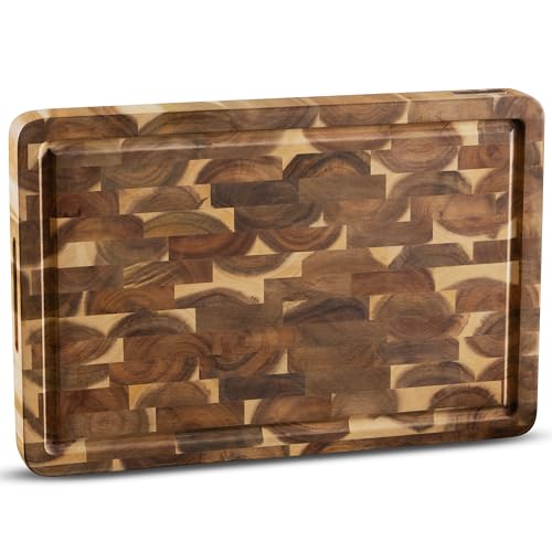 NAMTURE Hackblock Classic – Extra Dick 4 cm – Akazienholz Stirnholz Schneidebrett 45 x 30 cm – Premium Ölbehandlung – Saftrille, Griffmulden, Antirutsch-Füße – in edler Geschenkbox