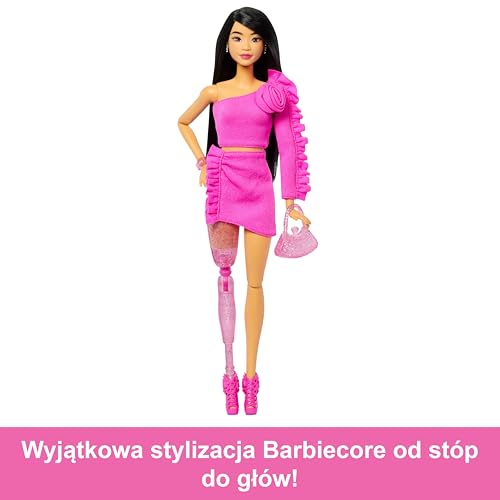 Barbie Deluxe Style Lalka Nr 2 w stroju w stylu Barbiecore, czarne włosy, brokatowa proteza nogi, różowy komplet bluzka z różą + spódniczka, akcesoria, HYV26