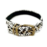 Hebilla Resistente de Metal: este collar tiene una hebilla resistente de metal en un color dorado viejo, a juego con el estampado tipo "Chanel" del collar.