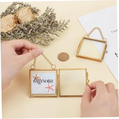 Cadre en verre pour fleurs pressées suspendu avec chaîne métal pour décoration murale