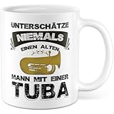 Tasse Tuba Geschenk, Unterschätze niemals einen alten Mann mit einer Tuba, Kaffeetasse Musiker Band Bandmitglied Tubist Insturment, Geschenkidee Kaffee-Becher Hobby Witztasse Rente