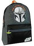 mochila infantil com rodinhas sestini - star wars Tu pequeño podrá llevar cualquier cargamento valioso en el bolsillo frontal, el cual se completa con una cremallera que tiene a Bebé Yoda como detalle.