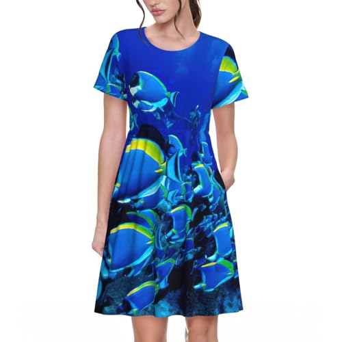 Robe d'été fluide motif bleu marine pour célébrer la légèreté des vacances
