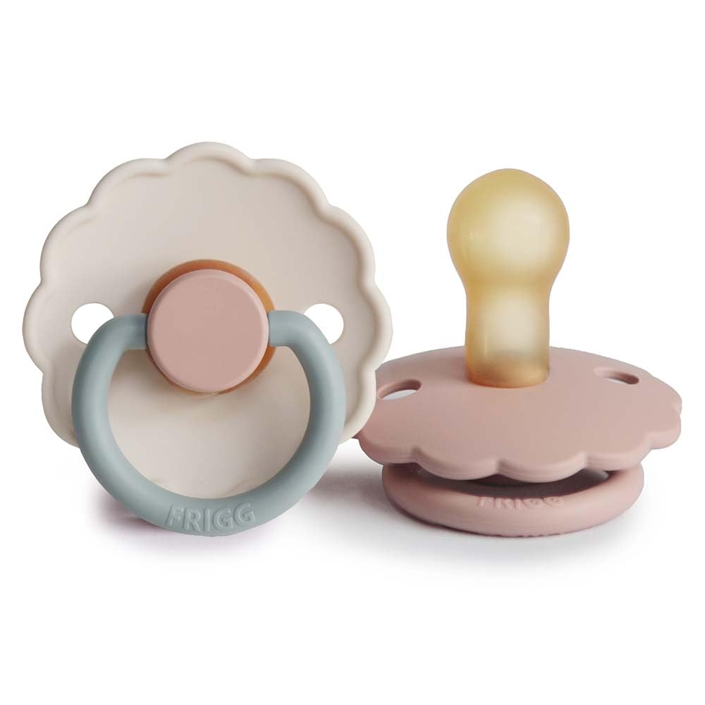 FRIGG Daisy látex chupete 2-Pack | Chupete de goma natural | Fabricado en Dinamarca | Sin BPA | Tetina simétrica tipo cereza | (Blush/Woodchuck, Talla 2 (6-18 Meses)) — view 7
