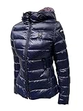 Cappuccio fisso con coulisse Realizzato in nylon micro rip con leggero motivo check Foderato in nylon in contrasto Imbottito ovatta Sorona Aura Chiusura con zip nascosta Copri cursore sul collo Tasche con zip e copri cursore Coulisse sul fondo Tasche interne una con zip e l’altra con velcro. Patch e passante Blauer con logo