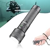 Compatto e Potente: Pesando solo 125 g e misurando 141 mm, questa torcia subacquea ultra-portatile si adatta perfettamente alla mano, riducendo la resistenza durante il tuo tuffo. Il suo design compatto è ideale per illuminare strette caverne e fessure che le luci ingombranti non possono raggiungere. Fornisce un'illuminazione ad alta intensità senza il peso ingombrante delle attrezzature subacquee tradizionali.