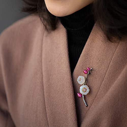 Broche cardigan et pull fleur de prune : l'accessoire chic de vos sorties d'hiver