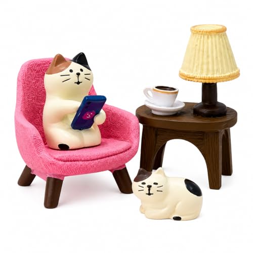 Edyocey Miniature Cat Figurines Set, 4-Piece Resin Cat with Pink Sofa & Lamp, Cute Cat Desk Decor for Office, Shelf & Home, Cat Lover Gift, Small Cat Figurine Desk Accessories