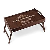 POUR UNE BONNE MATINÉE Le présent table pliante est en bois de pin de haute qualité. Elle est recouverte d'une lasure qui la protège contre les parasites, les effets mauvais de la lumière et l’humidité. La couche d'imprégnation donne à la surface de l’article une belle brillance satinée. Après déplier les pieds de la table, sa hauteur est de 21 cm. Elle est parfaite pour les matinées passées au lit avec un être cher pour profiter du petit-déjeuner ensemble !