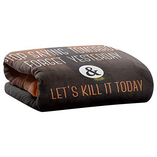 Picanova Couverture en Molleton 100x70 cm Stop Saying Tomorrow 525 g/m² Jeté de Canapé Ultra Doux et Agréable pour la Peau - Douceur et Confort Inégalables - Quote Designs Cover