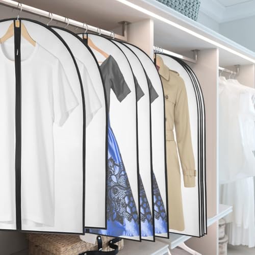 Rangement dans l'armoire facilité avec la housse vêtements