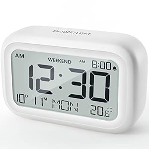 DOOMAY Réveil numérique Table de Chevet – Horloge à Piles avec Volume d’affichage LCD réglable Snooze et Mode Week-End pour Chambre à Coucher, Bureau de Voyage (D-White)