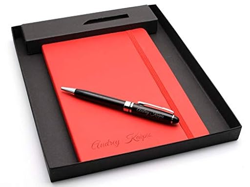 CustomDesign.Shop Cuaderno A5 personalizado de tapa blanda + juego de bolígrafo negro en caja de regalo | Diseñe un regalo realmente único | Grabado con láser (Negro) | Ya disponible en tu tienda friki favorita! En mundofriki.es! CustomDesign.Shop Cuaderno A5 personalizado de tapa blanda + juego de bolígrafo negro en caja de regalo | Diseñe un regalo realmente único | Grabado con láser (Negro) | Ya disponible en tu tienda friki favorita! En mundofriki.es!