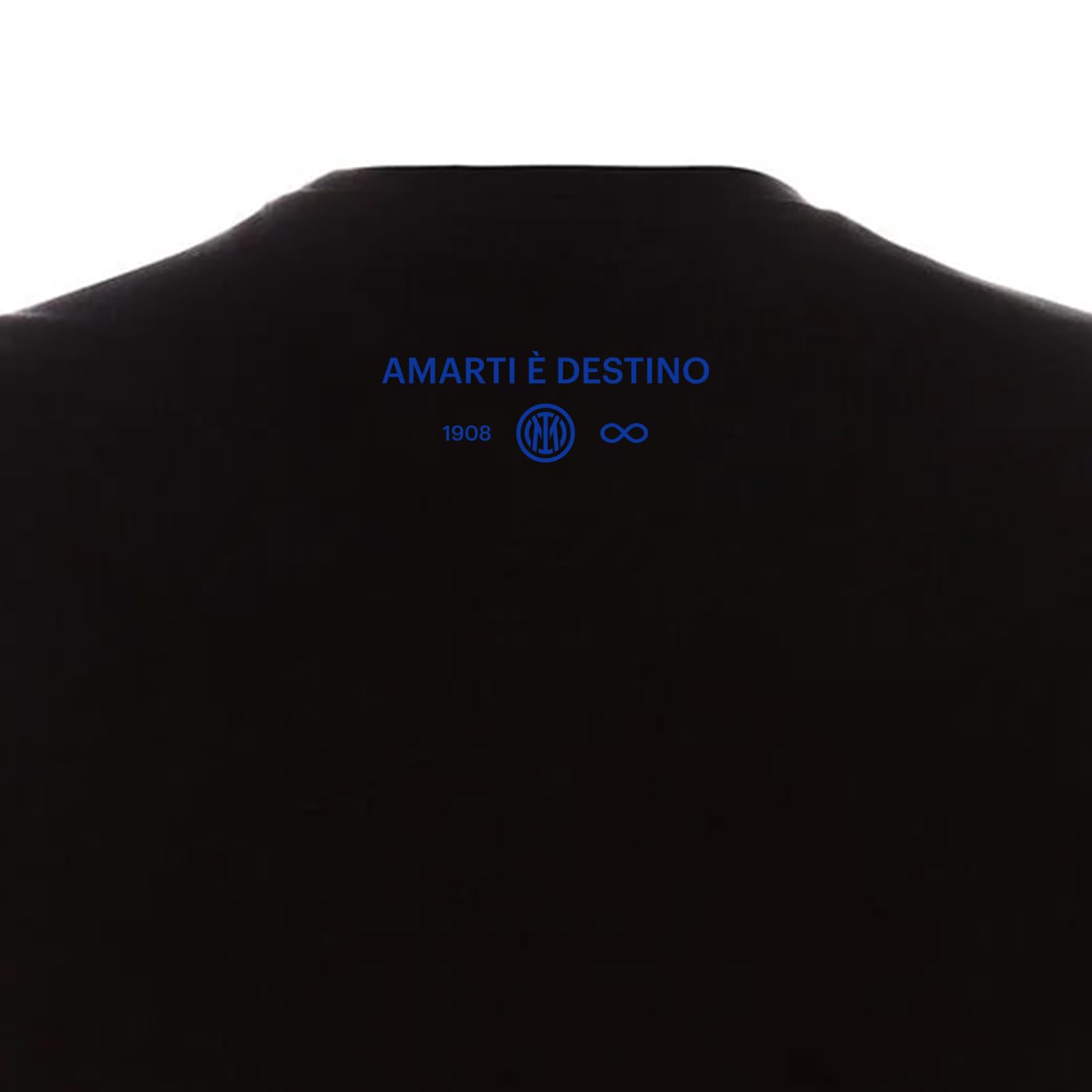 Inter La t-Shirt “Amarti è Destino unisce qualità e Stile per Ogni Tifoso nerazzurro. Realizzata in 100% Cotone, Taglie Unisex Adulto, Prodotto Ufficiale