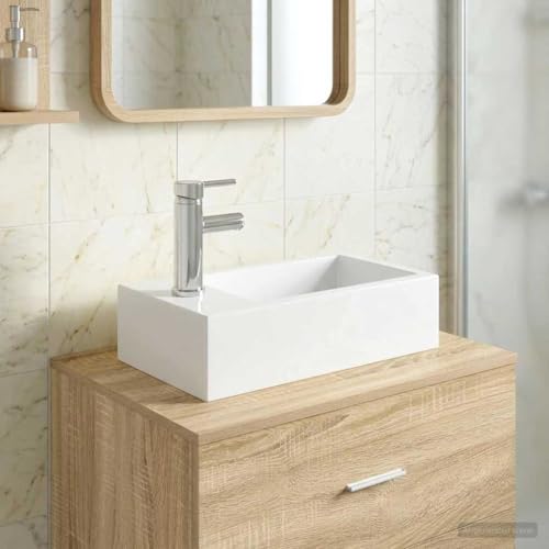 Lavabo cromado compacto para ahorrar espacio en el aseo de tus visitas 2