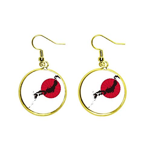 Pendientes dorados de mujer con mapa de Japón y diseño de gota